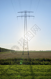 在田地风景中的电线杆图片