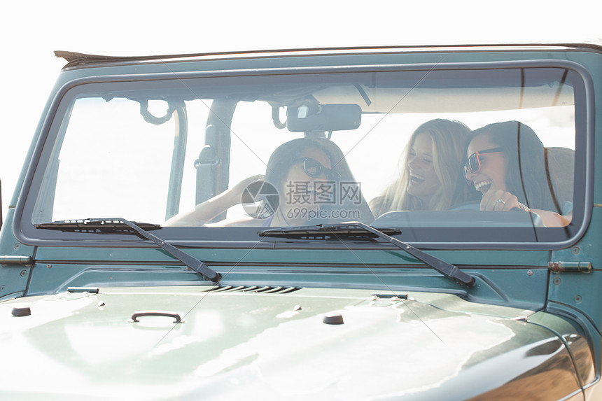 年轻女性在吉普车上欢笑聊天图片