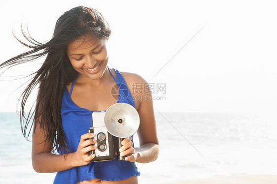 在美国加利福尼亚州马里布海滩上的女人图片
