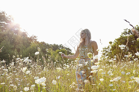 站在野花丛中的女人图片