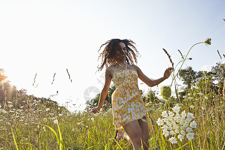 在野花丛中奔跑的女人图片
