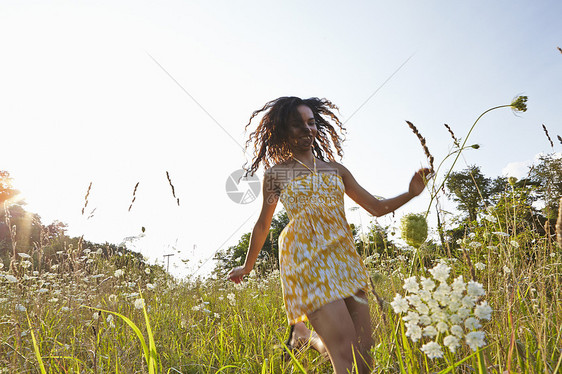 在野花丛中奔跑的女人图片