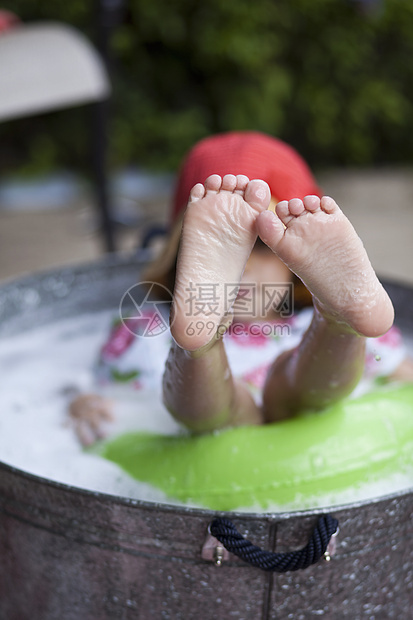 女孩坐在花园的浴盆里露出脚图片