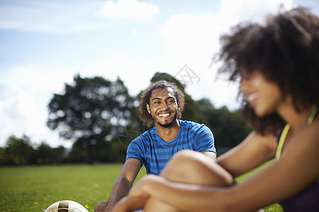 在公园休息的年轻足球夫妇图片