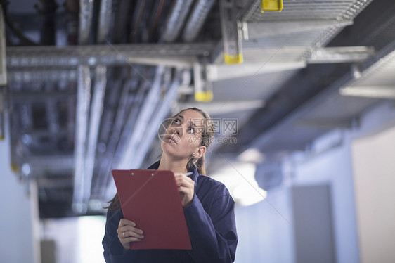 检查工厂管道的女工程师图片