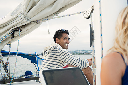在帆船上大笑的年轻人图片