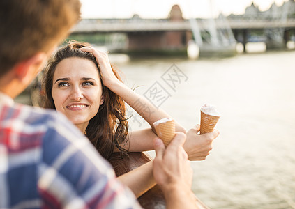吃冰淇淋的年轻情侣图片