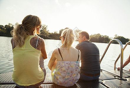 三个年轻人在河边码头观光观赏图片