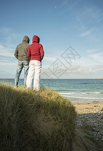 在法国布列塔尼的海边两个男生图片