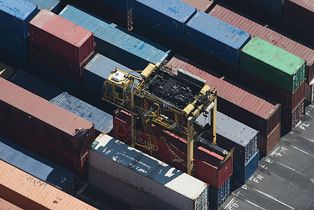 澳大利亚维多利亚州墨尔本港移动的集装箱图片