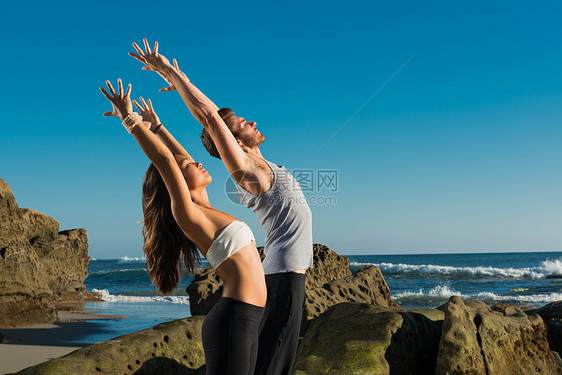 海滩上做瑜伽的情侣图片