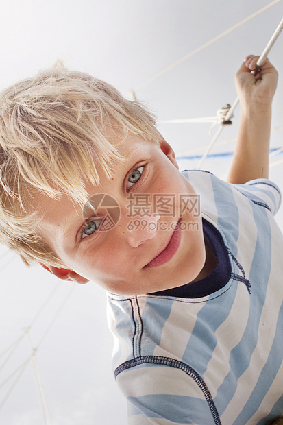 帆船上男孩的肖像图片