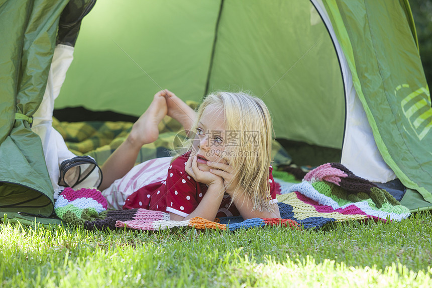 在花园帐篷里撑着头向远看的女孩图片