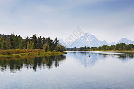 在美国怀俄明州大泰顿公园的平静水域图片