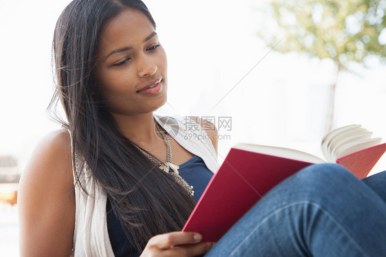 阅读书本的年轻女性图片