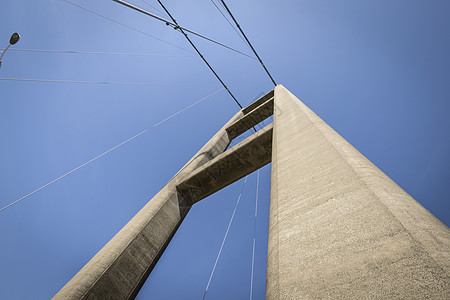 晴朗的天空下的悬索桥图片