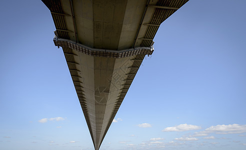 晴朗的天空下的悬索桥图片