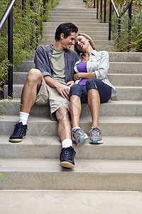 情侣坐在台阶上相互依偎图片