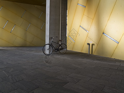 在丹麦哥本哈根8号大厦的边停立的自行车图片