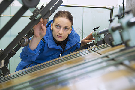 女性工人操作机械图片