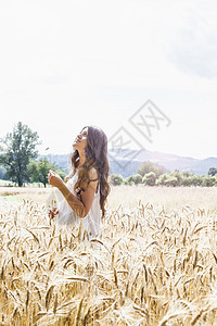 小麦田中的年轻女性图片