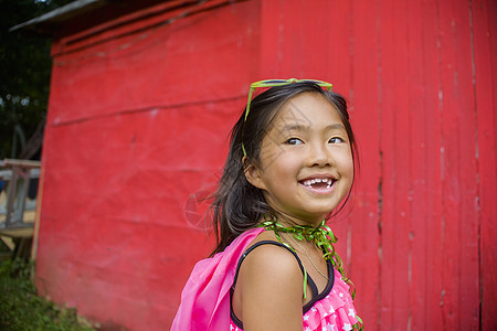 年轻的亚洲女孩肖像向外看图片