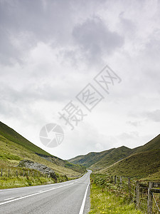 英国威尔士格温内德巴拉乡村道路和山脉视图图片