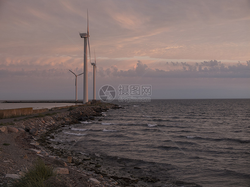 日出时的沿海风涡轮机瑞典奥兰图片