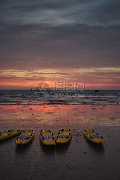 日出在海滩上5个救援担架日出时在海滩上特尼比威尔士英国图片