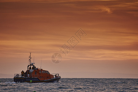 日出时海上救生艇特尼比威尔士联合王国图片