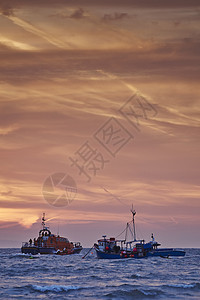 救生船在日出时渔船特尼比威尔士联合王国图片