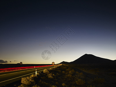 天亮时的尾灯车道西班牙兰萨罗特图片