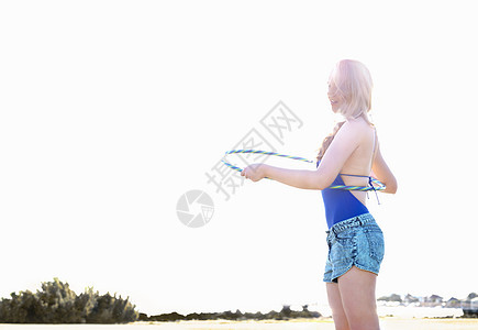 澳大利亚墨尔本Williamstown的海滩上露着霍拉环球的年轻女子图片