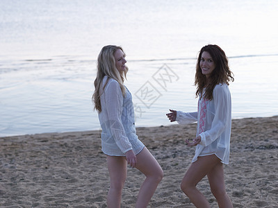 两位年轻女朋友在澳洲墨尔本Williamstown海滩黄昏聊天图片