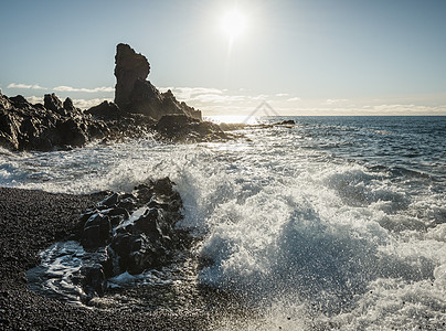 海浪撞击岩石朱帕隆山都尔斯奈费冰岛图片