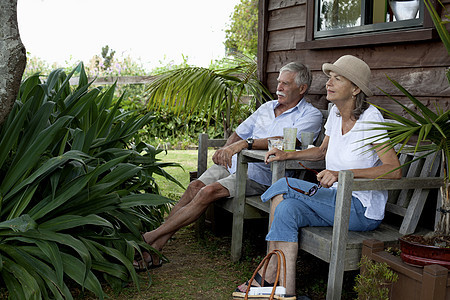 在新西兰拉格的木小屋休息的老年夫妇图片