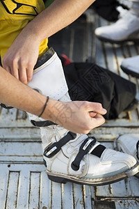 摩托车越野赛竞争对手紧固靴的特写镜头图片