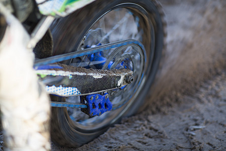 摩托车轮在泥土中旋转图片