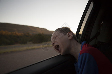 男孩从车窗向外倾斜闭着眼睛张嘴图片