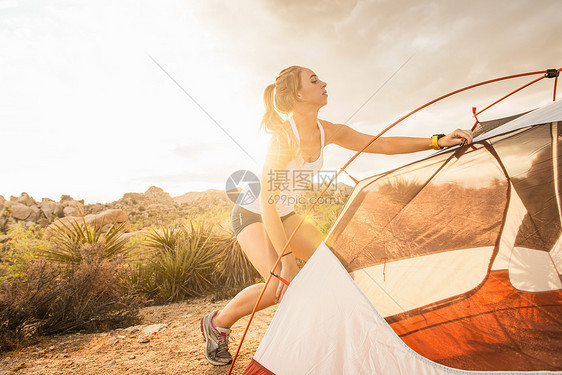 美国约书亚公园在搭建帐篷的女人图片