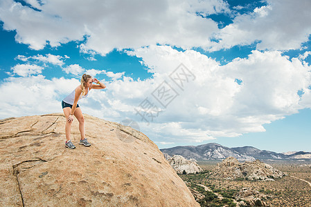 美国约书亚树公园站在山上眺望的女人图片