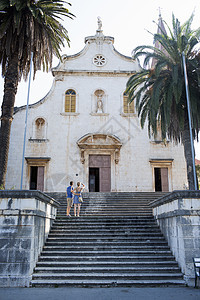 教堂台阶上的一对年轻夫妇背影图片