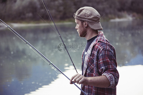 意大利湖边的年轻渔民捕鱼图片