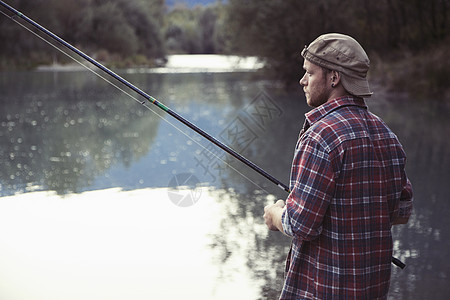 意大利皮埃蒙特韦尔巴尼亚湖边捕鱼的年轻人图片