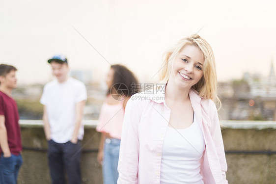 微笑的年轻女孩肖像图片
