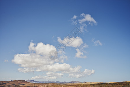 空旷野外的蓝天白云图片