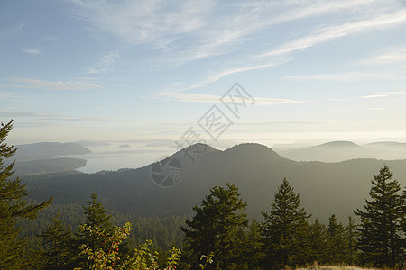 美国华盛顿州Orcas岛山边日出图片