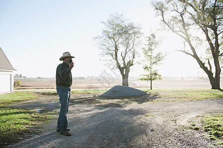 智能手机聊天的男农民图片