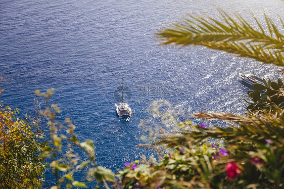 意大利卡普里海上的船图片