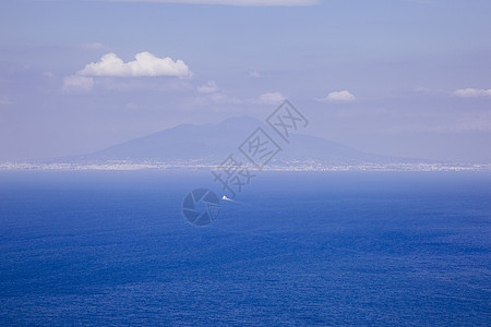 意大利那不勒斯的海和远山图片